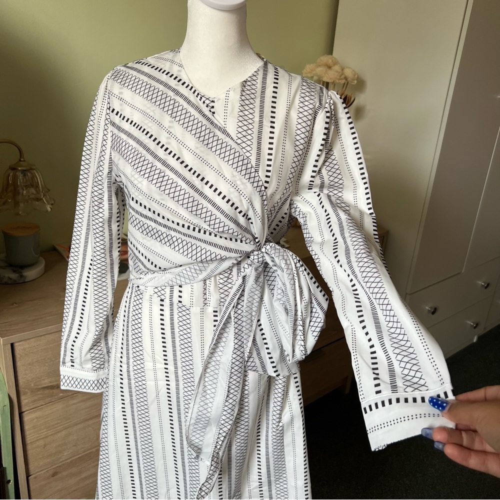Black & White Stripe Pattern Wrap V-Neck Long-Sleeve Knee-Length Modest Dress S